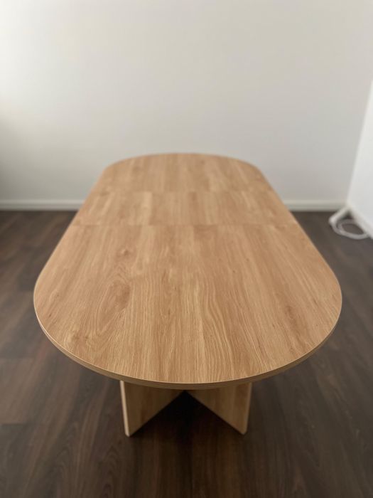 Mesa de jantar oval extensível