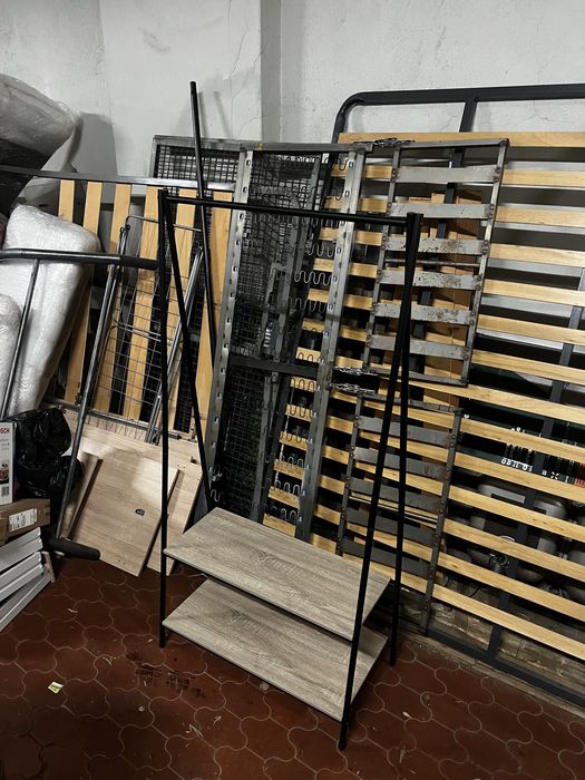 Cabideiro com prateleiras – metal e madeira