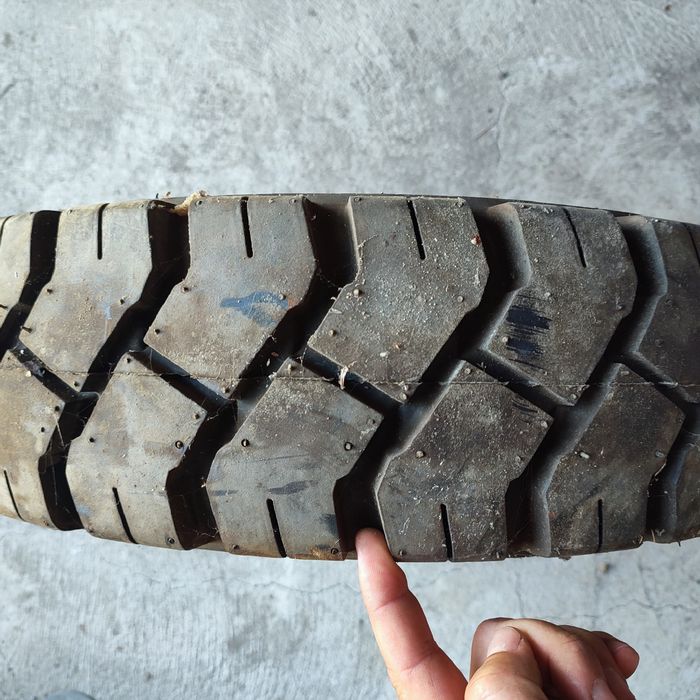 шина для навантажувача