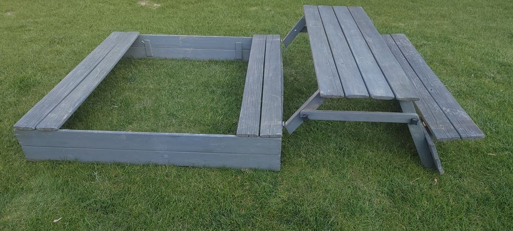 Piaskownica ze stolikiem i ławką