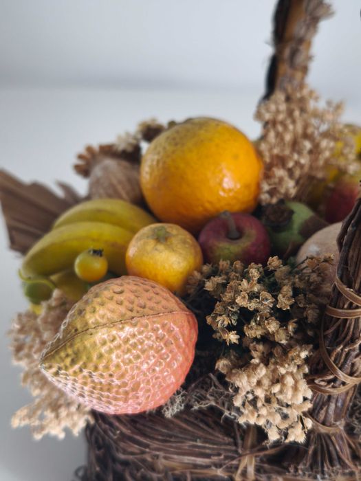 Cesto de flores secas e frutos artificiais
