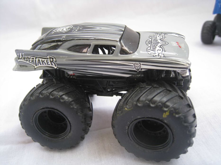 2 carros em miniatura (rodas grandes)