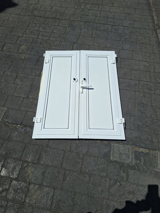 Janelas de alumínio branca com portadas