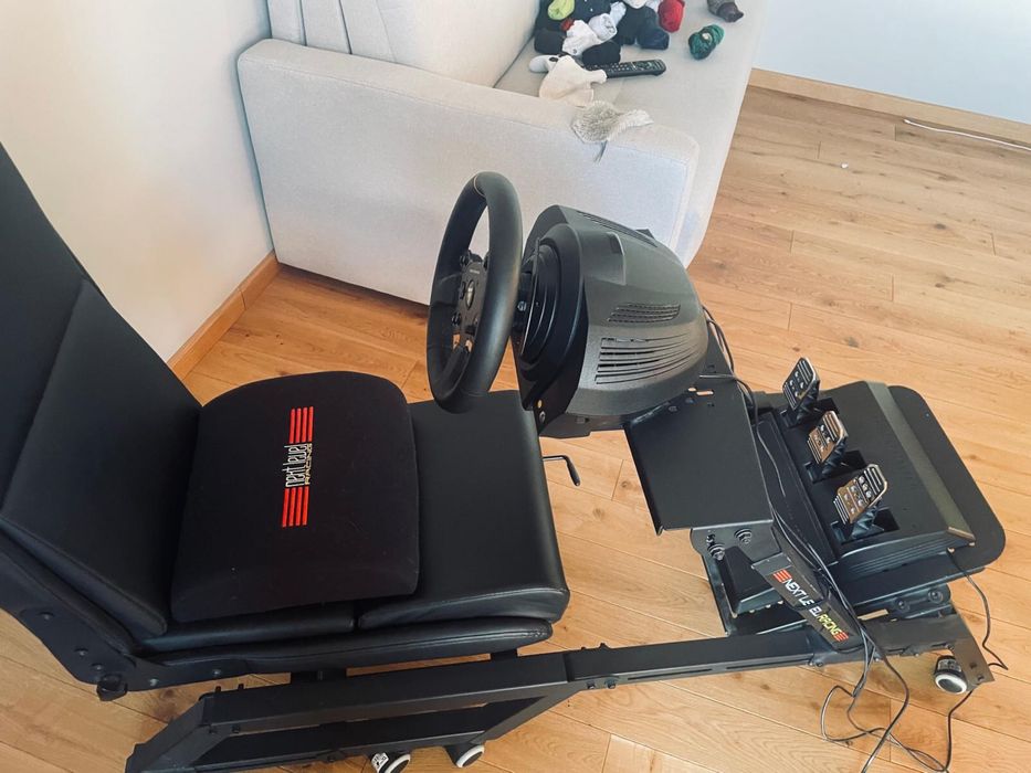 Kierownica Trustmaster z fotelem gracza next level racing