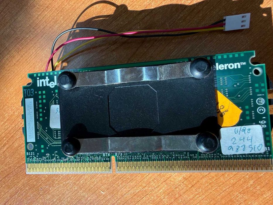 Processador Intel Celeron 300 MHz Slot 1 (SL2YP) - testado, chega aos 450 MHz