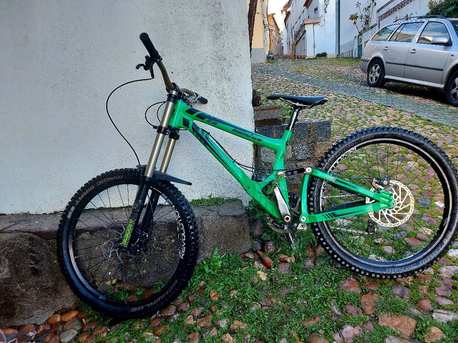 Bicicleta de downhill banshee legend mkII
