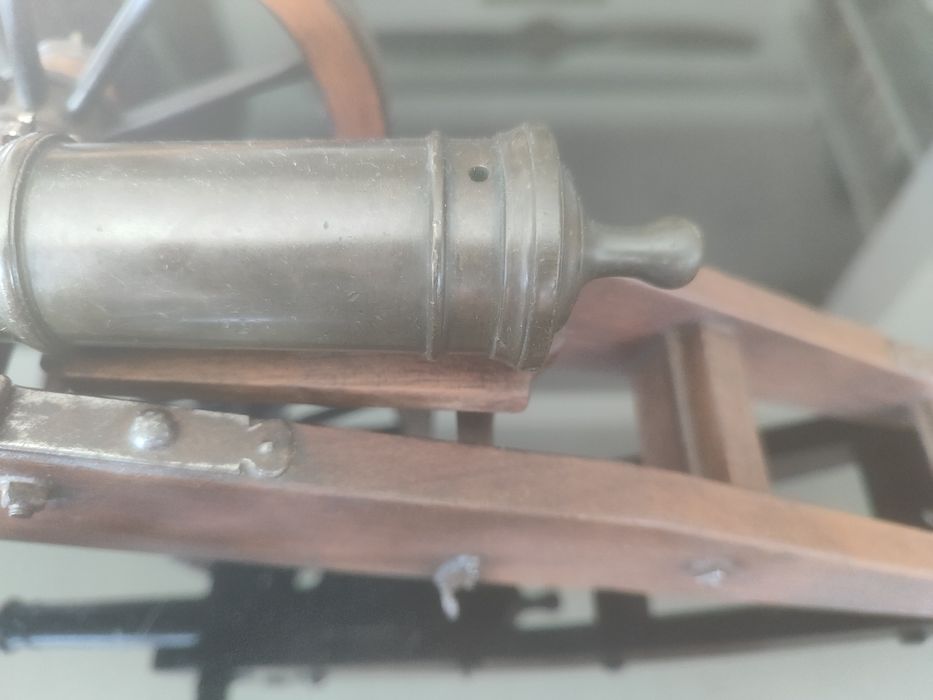 Modelo de canhão em bronze.