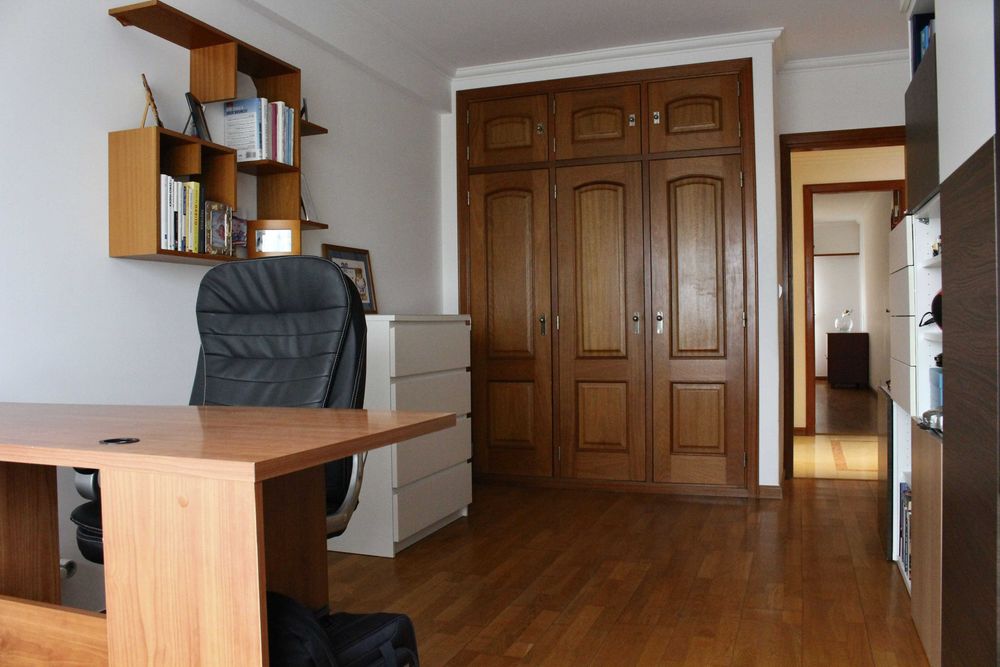 T3 último andar com garagem dupla, mobilado – Cascais