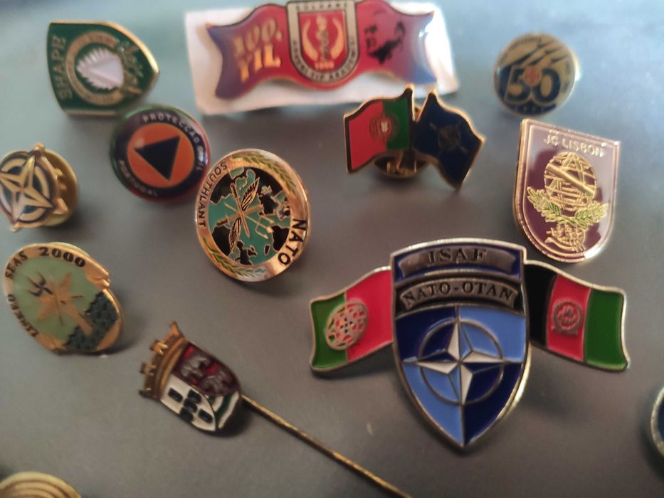 Lote de 18 pins militares