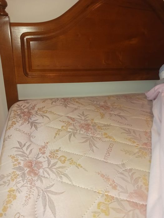 Vendo cama mesa de cabeceira