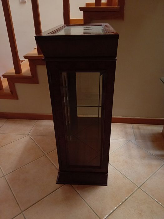 Móvel/vitrine, 3 prateleiras, porta superior e lateral ambas em vidro, excelente dispor peças, em excelente estado.