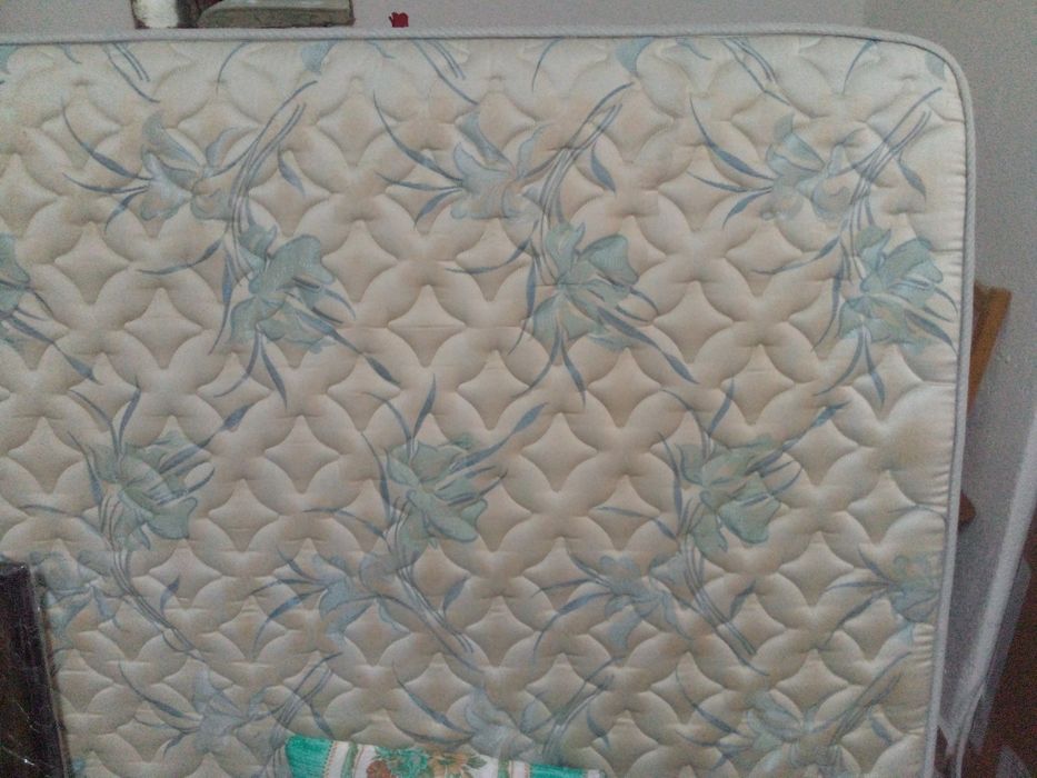 Cama de Casal em Mogno