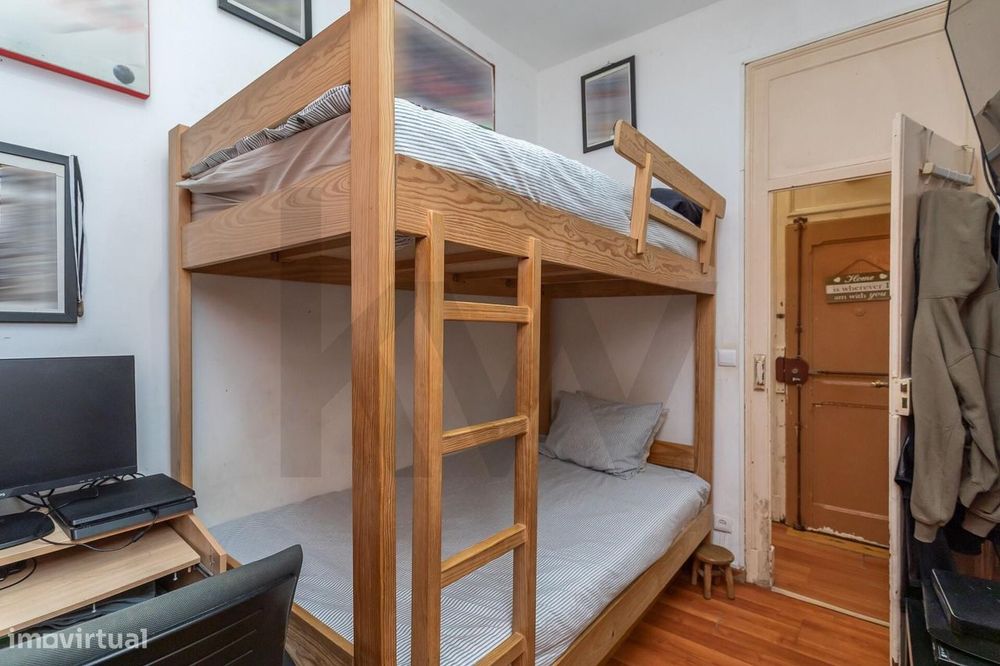 Vende-se T3 na Calçada de Santana com vista Rio Tejo e cidade Lisboa