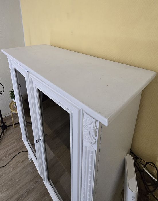 Vitrine/cristaleira de estilo clássico