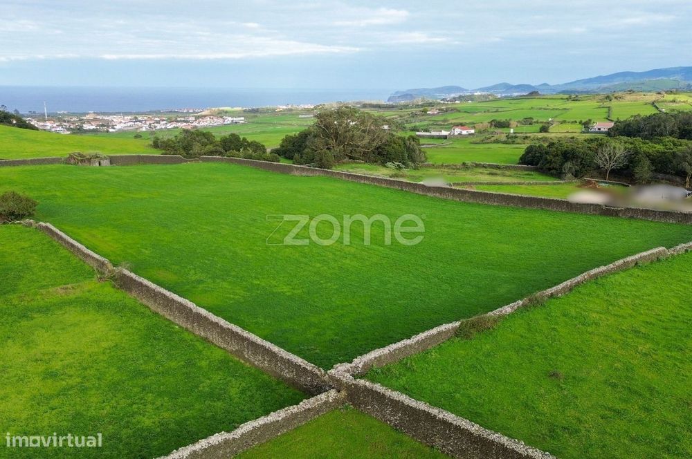 Terreno Rústico com 19.660 m² e com Construção Rural no Pico da Ped...