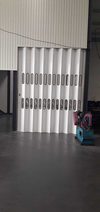 Portões de fole lacados novos