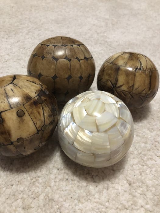 Conjunto de 4 bolas em madreperola e madeira para decoracao