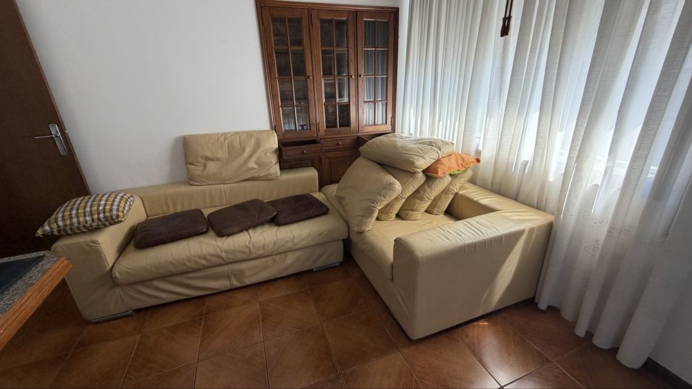 Sofá de pele amarelo