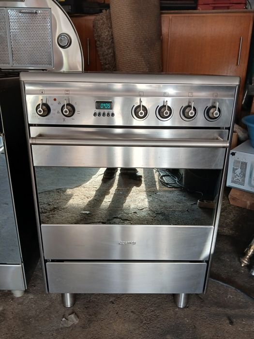 Vendo fogão vitroceramico, 4 bocas e forno eléctrico. Marca SMEG.  Como novo.