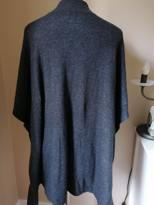 Sweter ponczo Gina Tricot