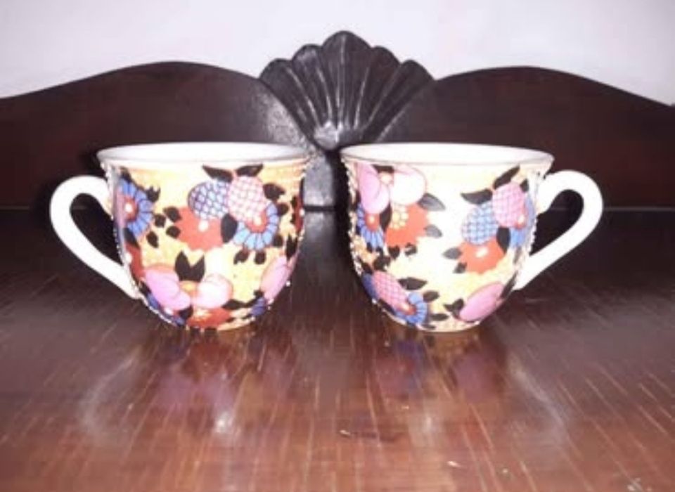 2 chavenas de café,  trabalhadas com relevos