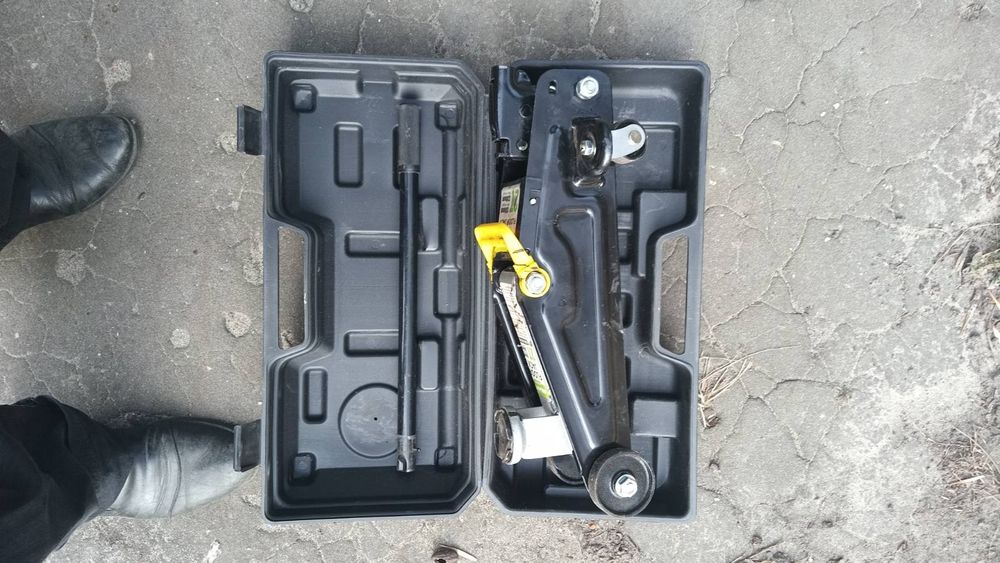 Домкрат підкатний гідравлічний 2т