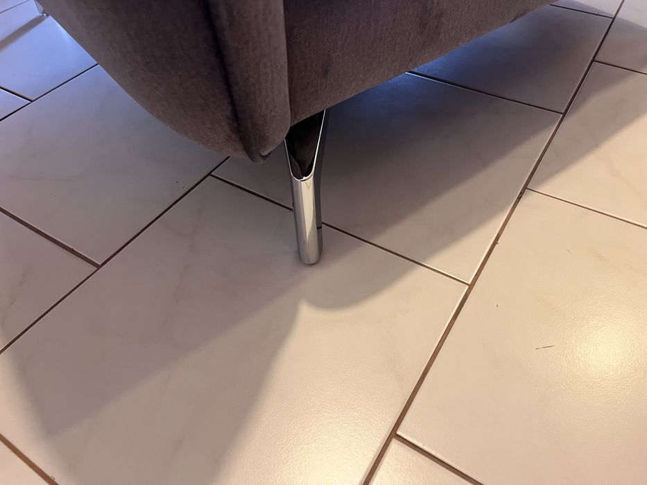 Duzy fotel na eleganckich nóżkach