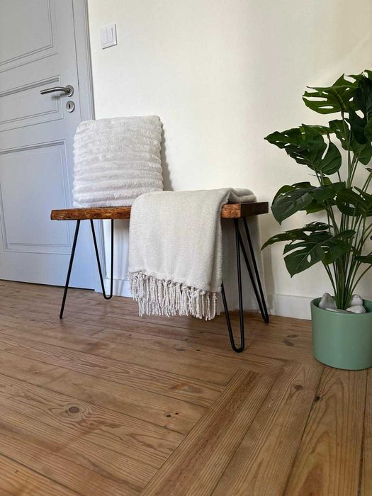 Peça artesanal única em madeira maciça, feita à mão.