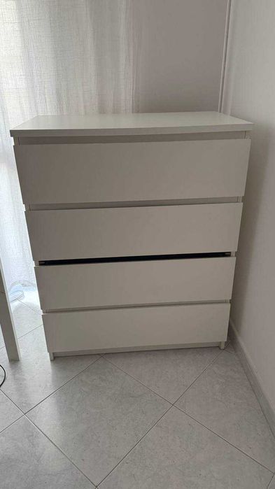 Cômoda IKEA MALM com 4 gavetas