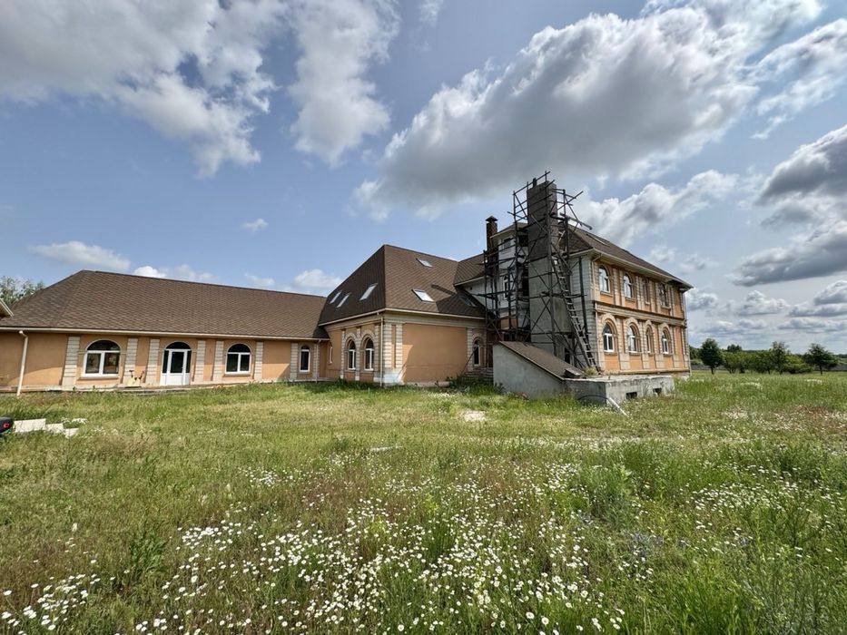 Просторий маєток з басейном — ідеальний варіант для родини чи бізнесу!