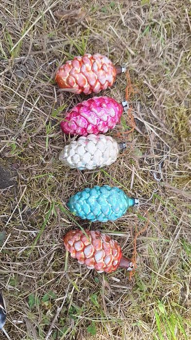 Bombki choinkowe i pika z czasów PRL