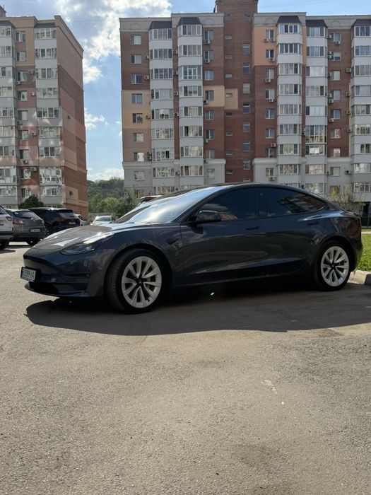 Tesla dual motor 2022 року