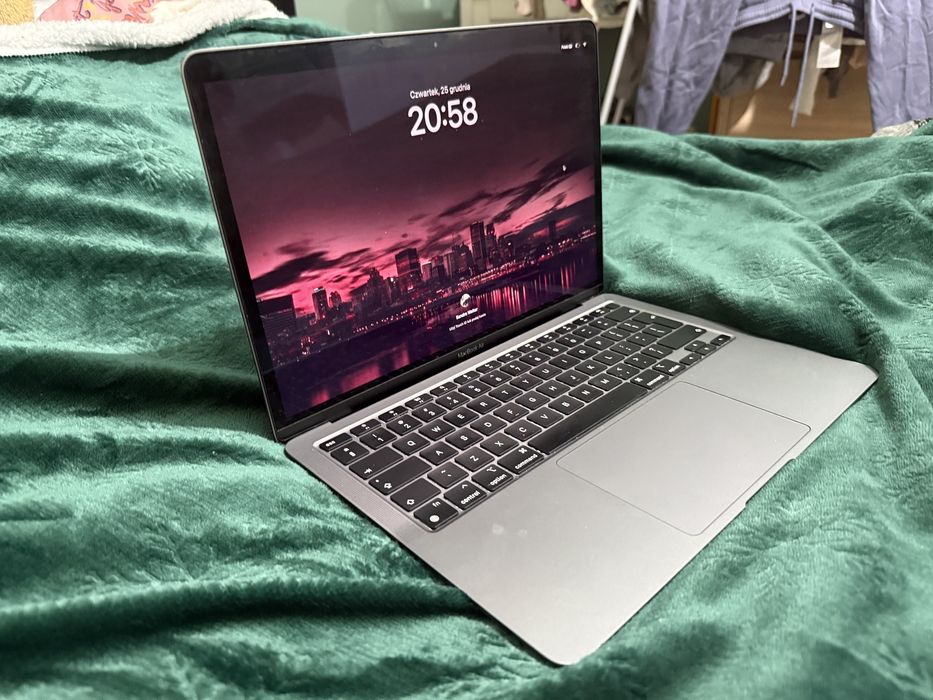 MacBook Air M1 2020 srebrny 8 GB RAM bateria 93%