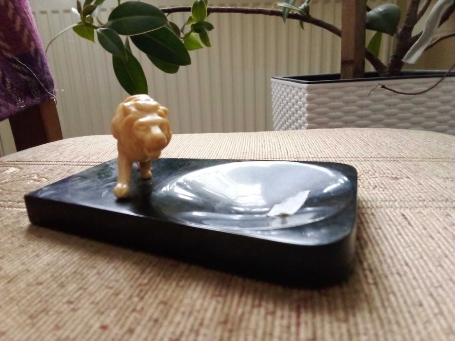 Lew na podstawce na klucze