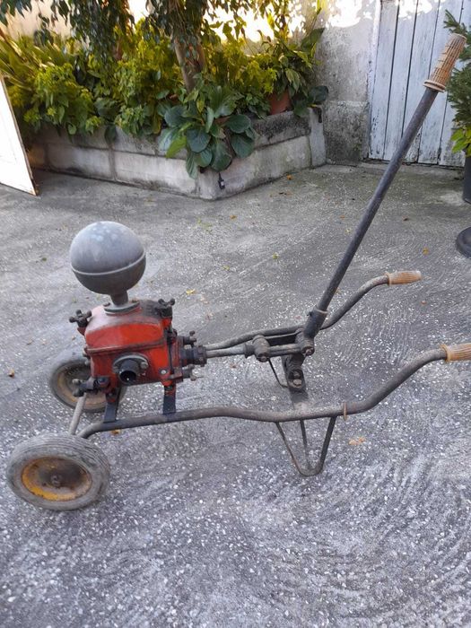 Conjunto de arados antigos e instrumentos agrícolas