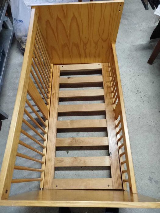 Cama em madeira de bebê com colchão 135/80 cm
