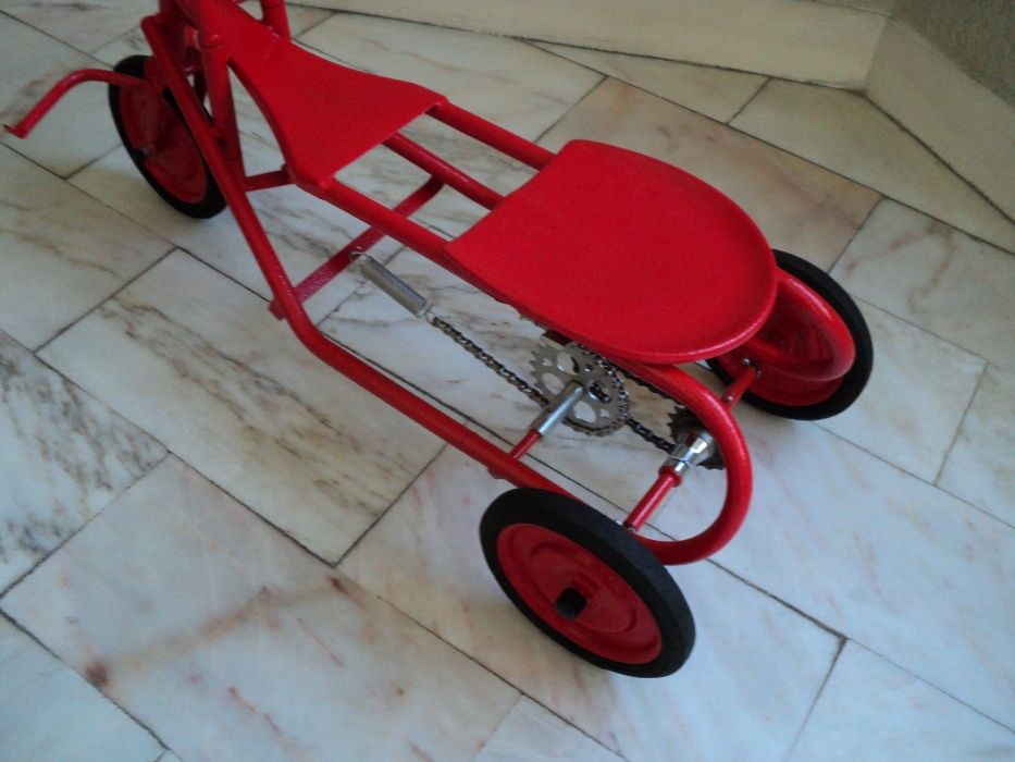 Triciclo de remar restaurado, muito antigo, raro.