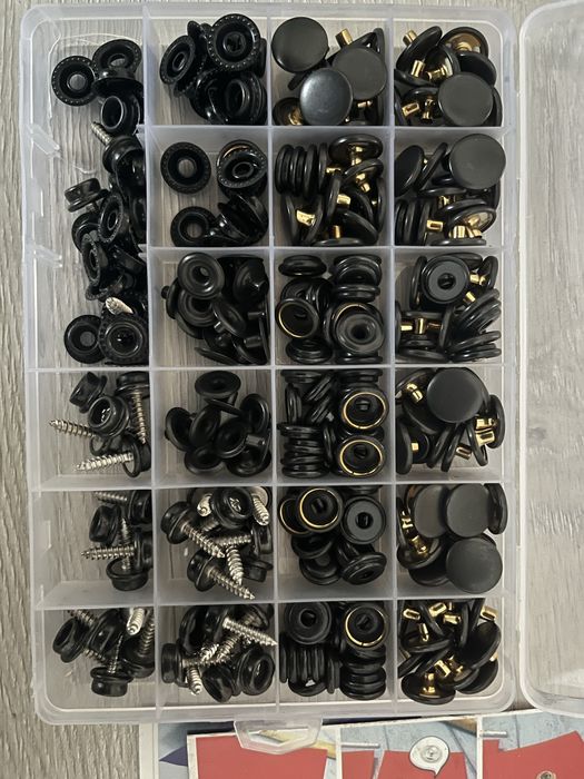 Zestaw napy, zatrzaski, wkręty