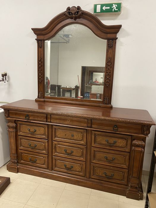 Cama com dossel de madeira e comoda estilo antigo