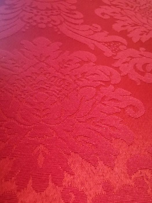 Toalha grande em vermelho.