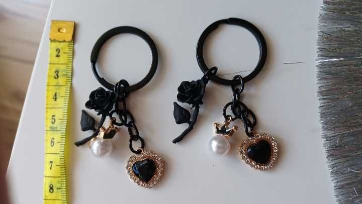 Ozdobne  czarne breloki roze serce perelki styl gotycki