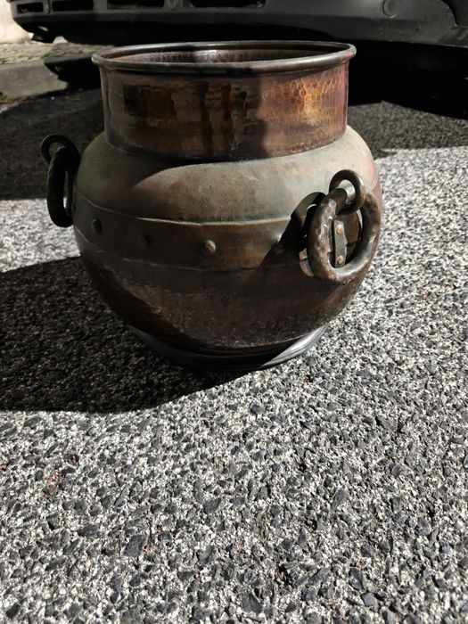 Pote ou vaso antigo em cobre martelado.