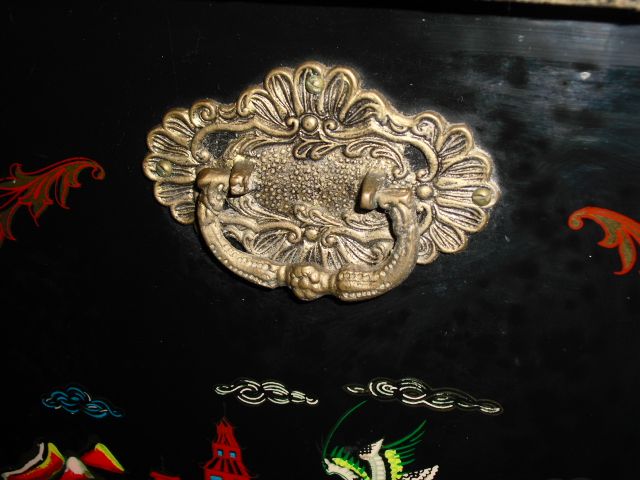 Baú Arca chinês com aplicações em latão