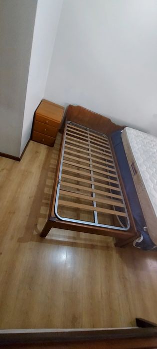 2 Camas 200x90 madeira c/ estrado e mesa de cabeceira