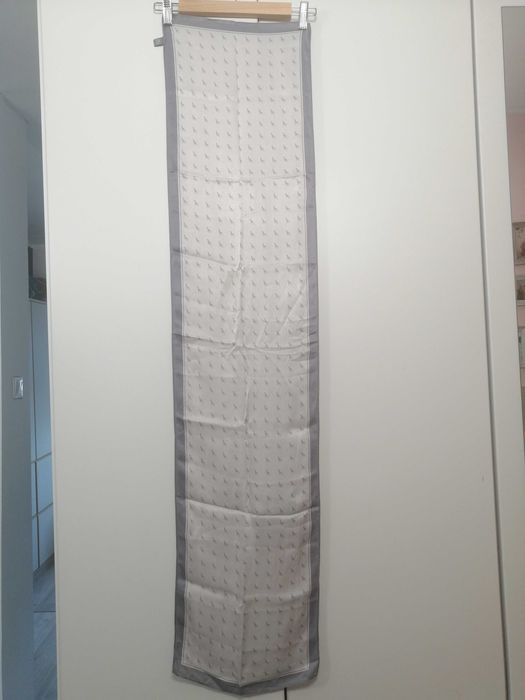 piękna apaszka w kolorach szarości, wymiary 134 cm/30 cm