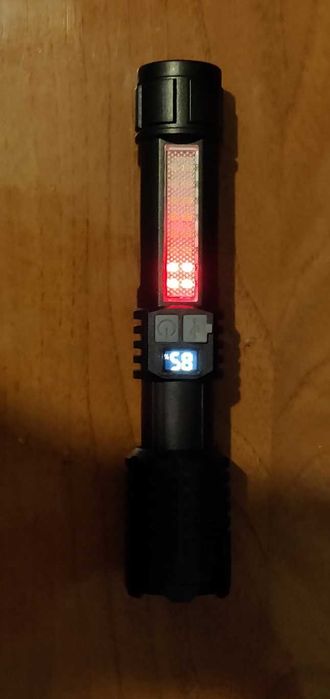 Lanterna a bateria com zoom e luz emergência