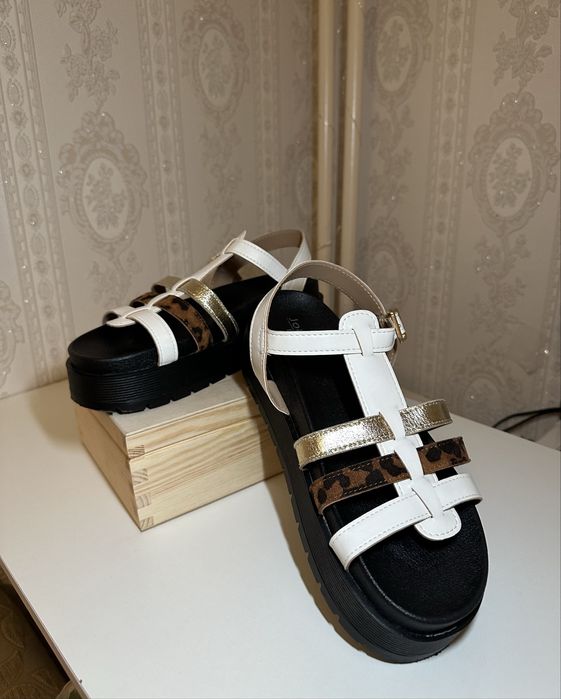 Sandały na platformie