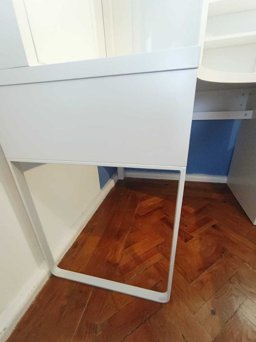 Secretária de canto Micke IKEA branca — espaçosa, ideal para home office