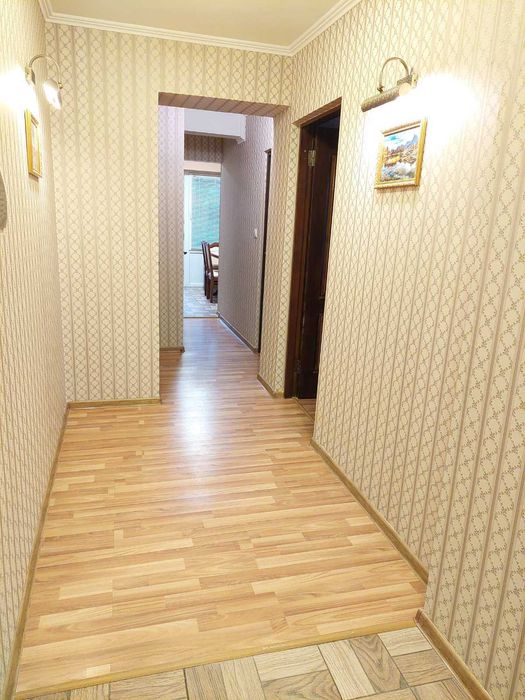 Біля басейну на 3 поверсі здається затишна 2-кімн. квартира з лоджією