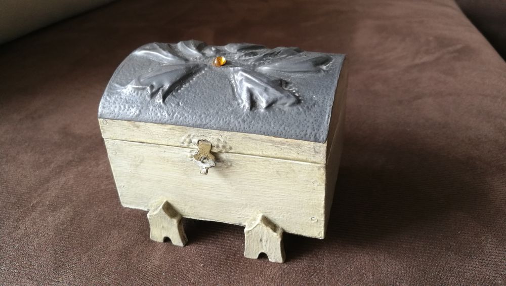 Baú em madeira com folha de estanho